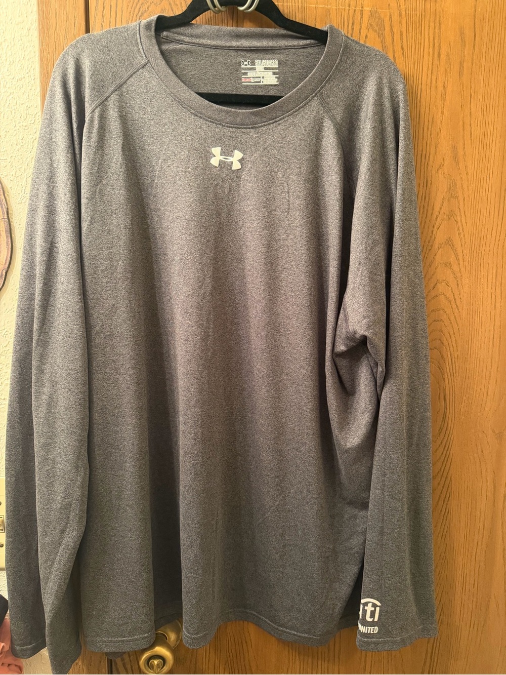 Under Armour Men’s Long Sleeve Heather Gray Performance Tee